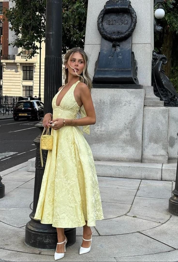 Caroline | Geborduurde midi jurk v-hals elegant mouwloos